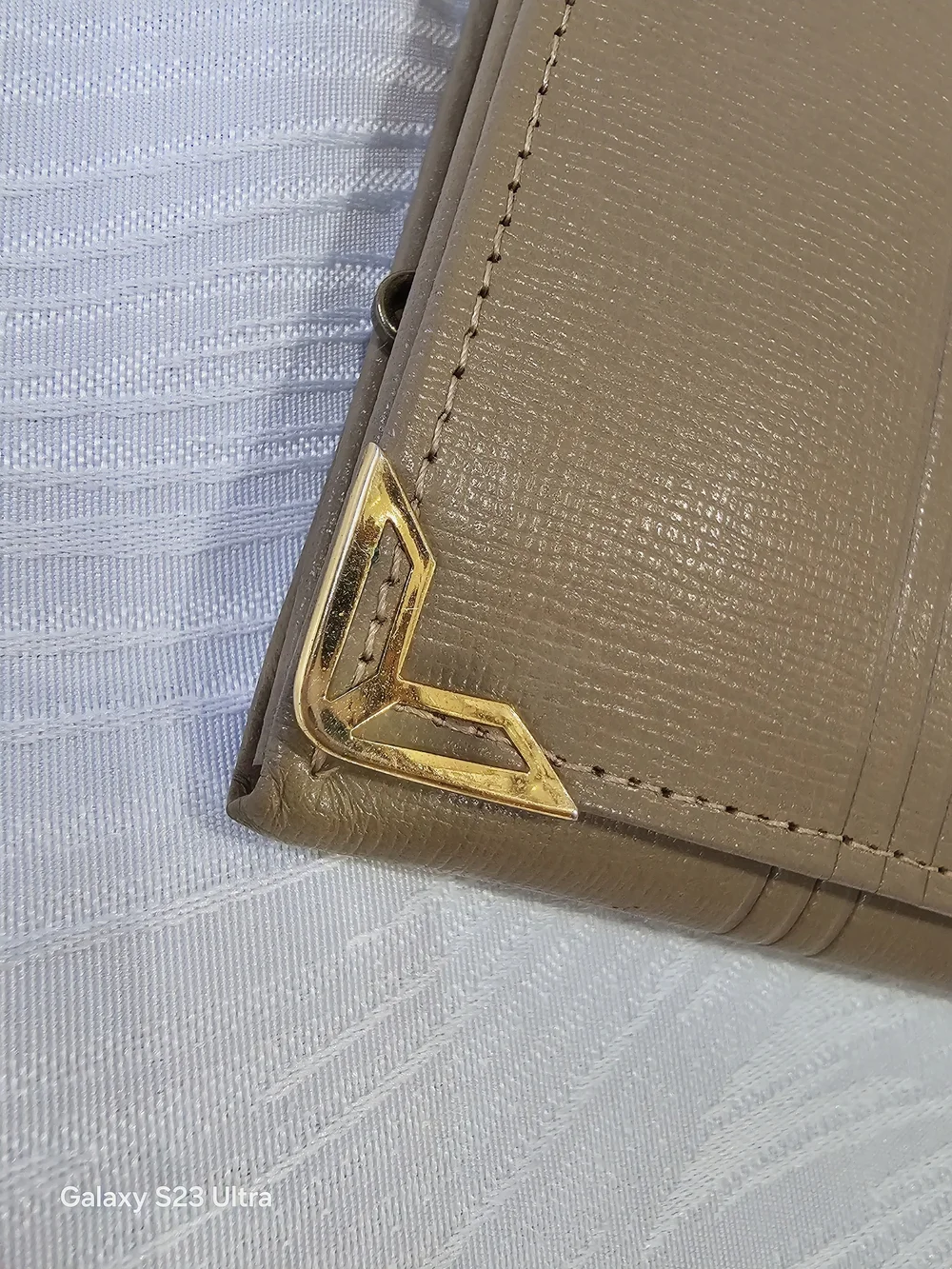 Yves Saint Laurent Tan Leather Vintage Continental Wallet with Gold Corners - Picture 4 of 12